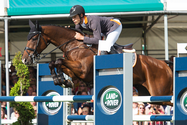 CHRISTOPHER BURTON (AUS) RIDING NOBILIS 18