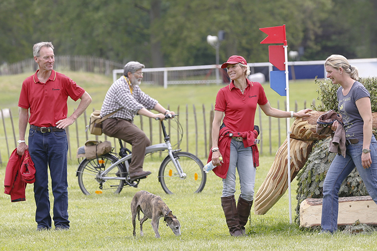 Luhm¸hlen 13.06.2013 Vielseitigkeit CCI****: Bundestrainer Chris Bartle (GBR) geht mit Ingrid Klimke (in rot) und anderen Reiterinnen den Cross ab (hier am Lotto-Hindernis) Foto: ©Julia Rau Am Schinnergraben 57 55129 Mainz Tel.: 06131-507751 Mobil: 0171-9517199 R¸sselsheimer Volksbank BLZ 500 930 00 Kto.: 6514006 Es gelten ausschliesslich meine Allgemeinen Gesch‰ftsbedingungen